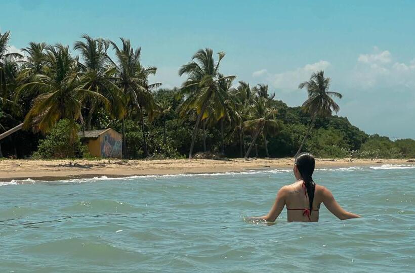 هتل Coccoloba Beach Hostel