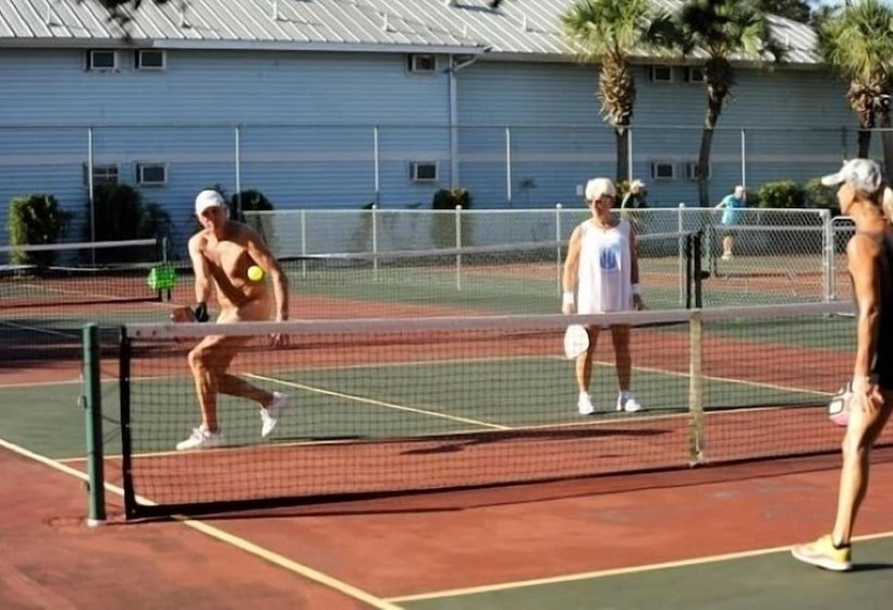 فندق Paradise Lakes Resort, Clothing Optional Resort   Adult Only