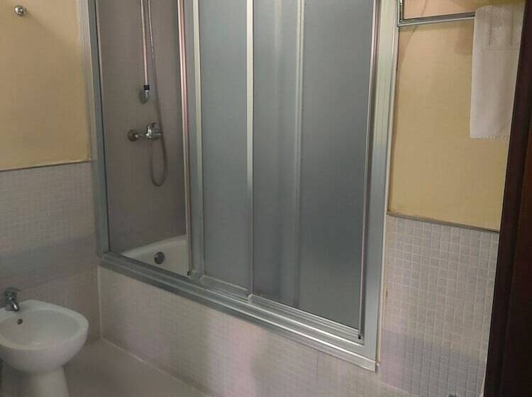 هتل Puerta De Ocaña