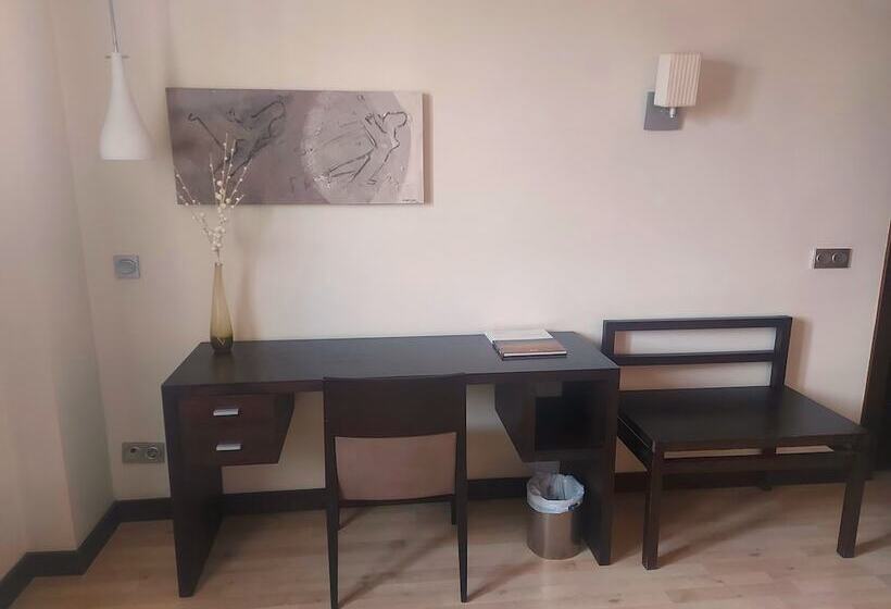 هتل Puerta De Ocaña