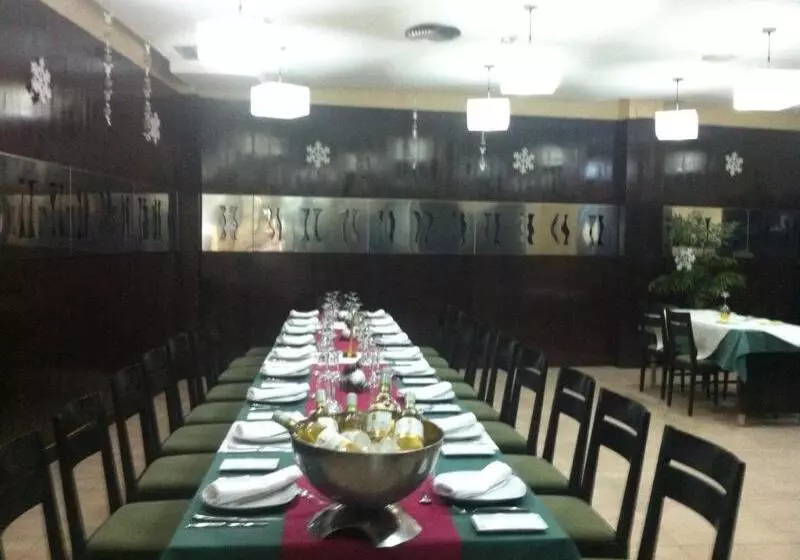 هتل Puerta De Ocaña