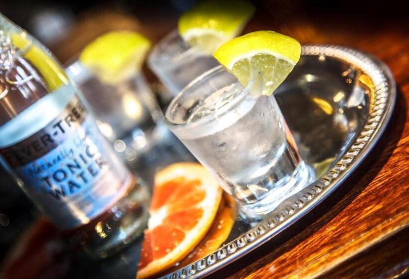 Отель The Bacchus