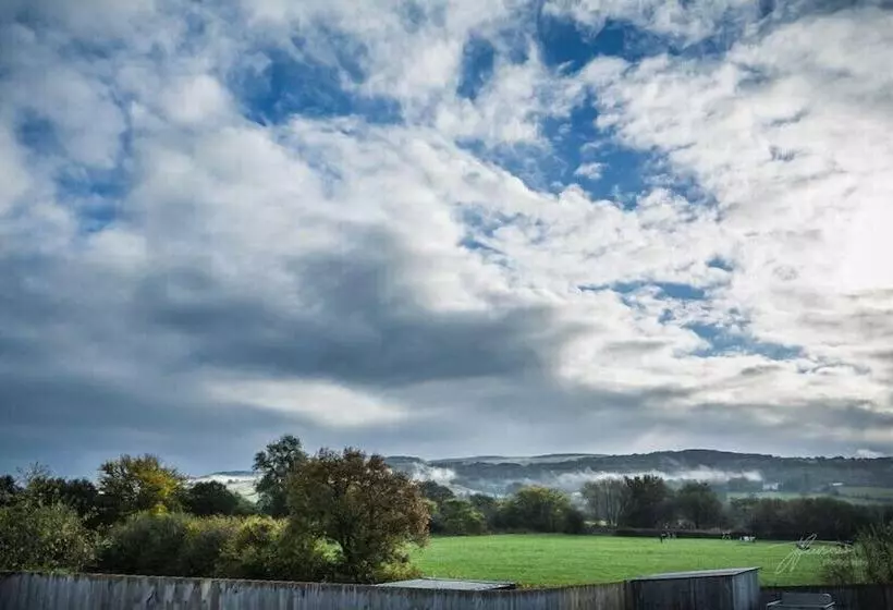 호텔 The Plough Inn