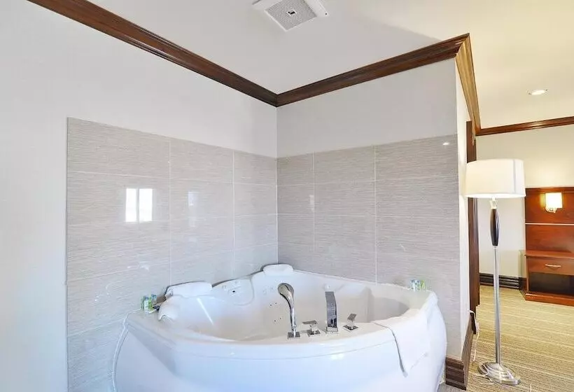 Woodbine Hotel & Suites