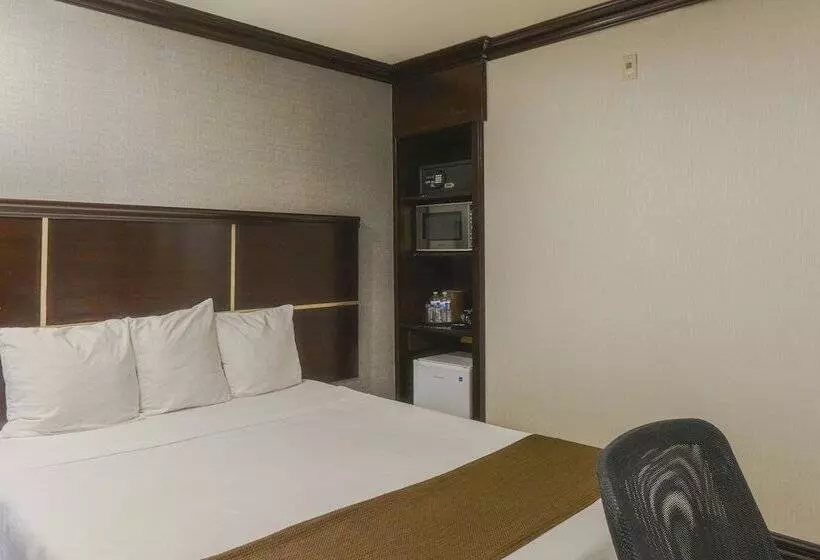 Woodbine Hotel & Suites