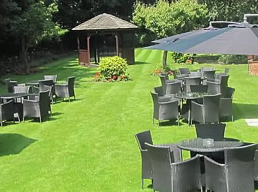 בית מלון כפרי The Grove House