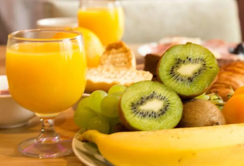 Отель The Originals Boutique, Hôtel Le Lion D'or, Fougères Ouest