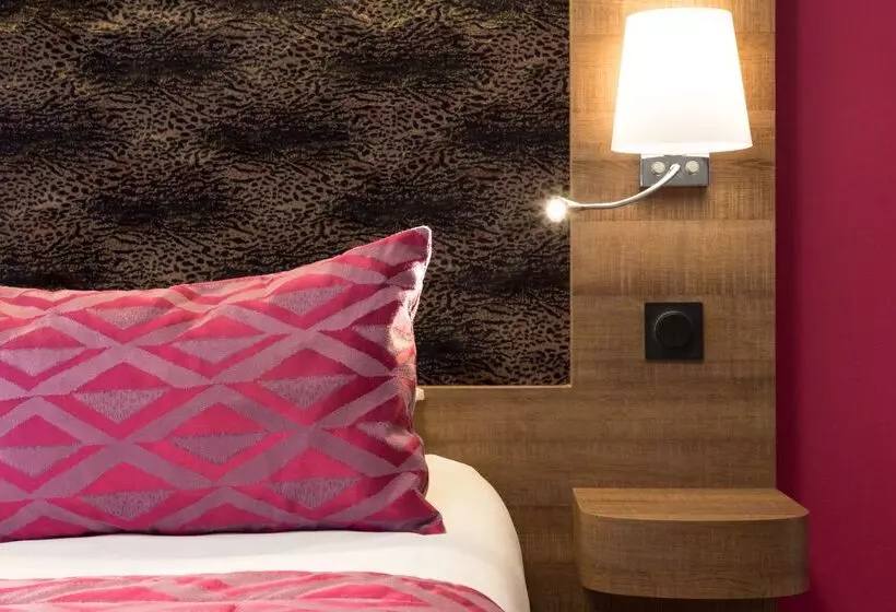 Отель The Originals Boutique, Hôtel Le Lion D'or, Fougères Ouest