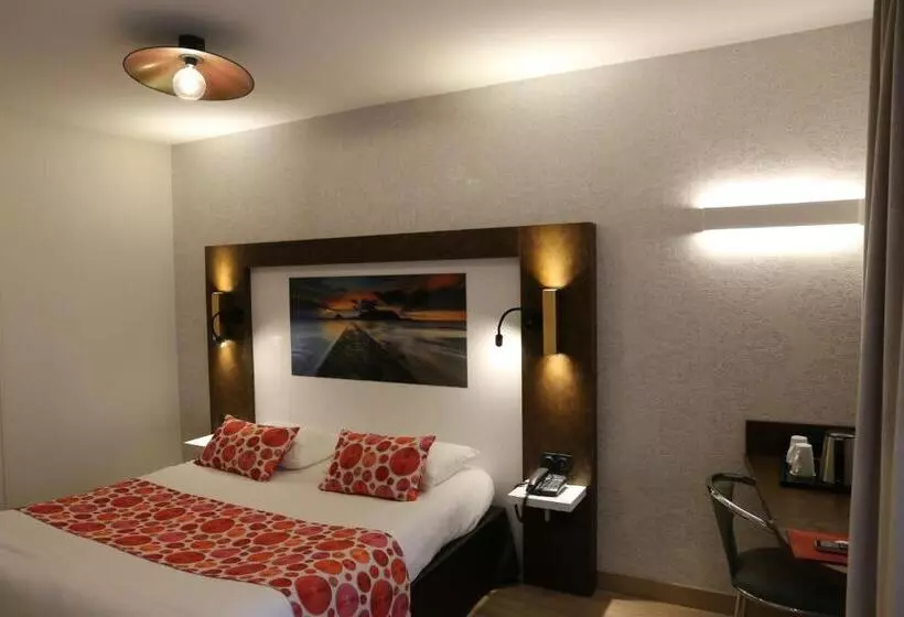 Отель The Originals Boutique, Hôtel Le Lion D'or, Fougères Ouest