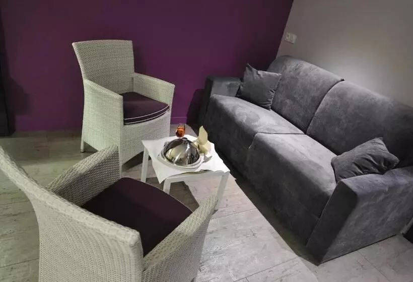 Отель The Originals Boutique, Hôtel Le Lion D'or, Fougères Ouest