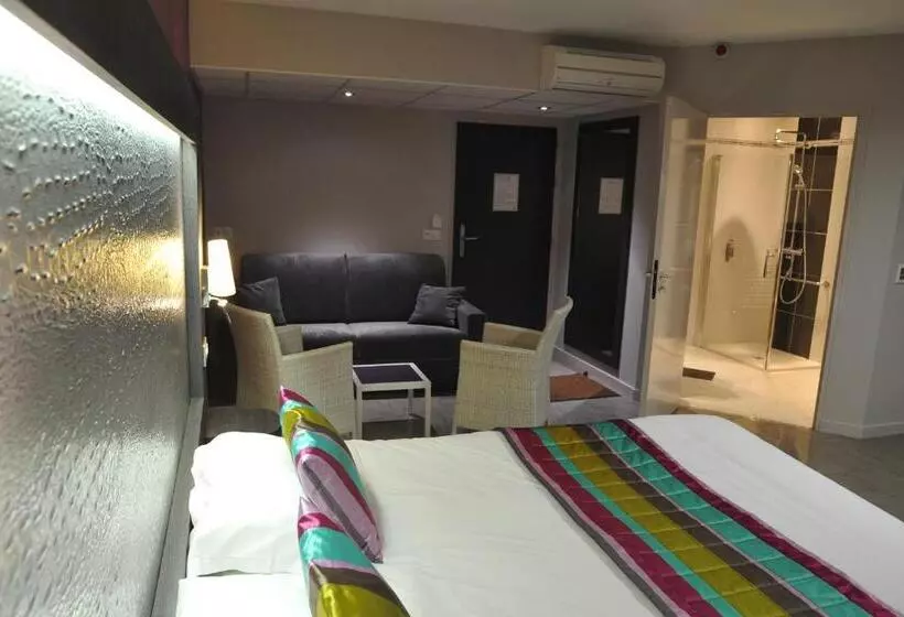 Отель The Originals Boutique, Hôtel Le Lion D'or, Fougères Ouest