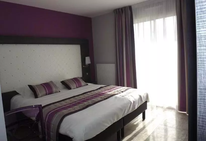 Отель The Originals Boutique, Hôtel Le Lion D'or, Fougères Ouest