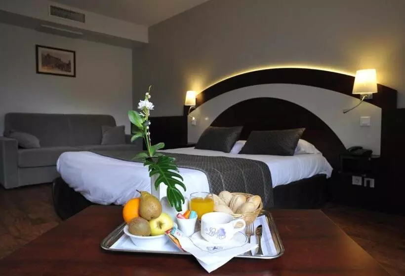 Отель The Originals Boutique, Hôtel Le Lion D'or, Fougères Ouest