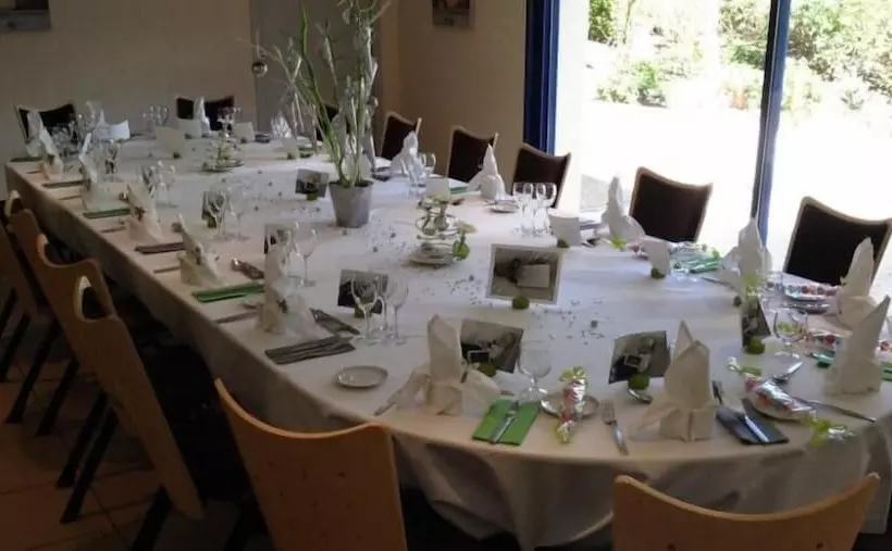 Отель The Originals Boutique, Hôtel Le Lion D'or, Fougères Ouest