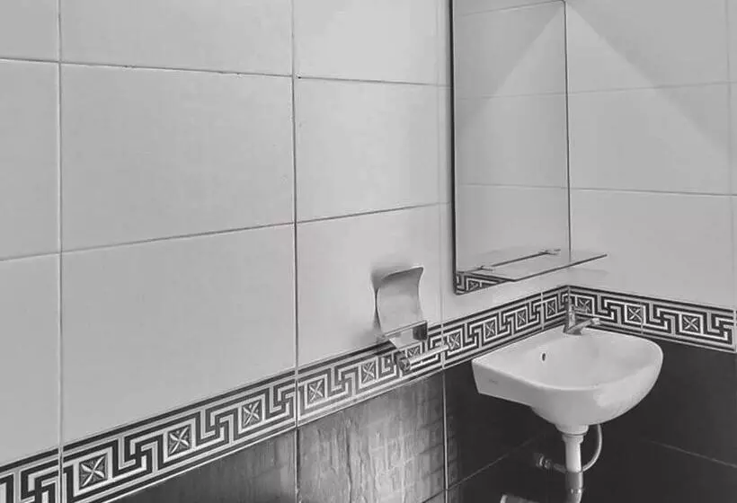 ホテル Tiara Guest House Samarinda Redpartner