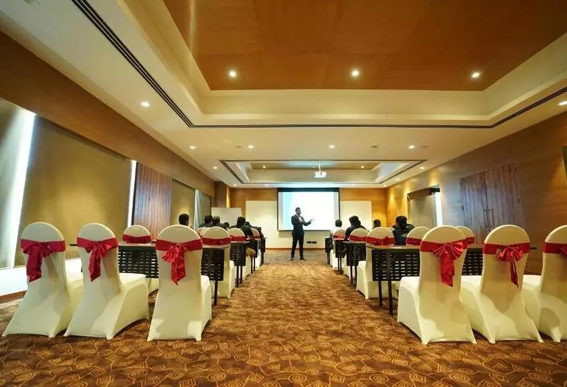 ホテル Manjeera Sarovar Premiere