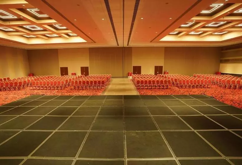 ホテル Manjeera Sarovar Premiere