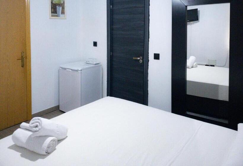 پانسیون Hostal Andrea