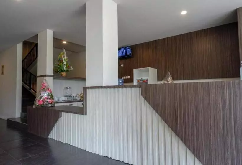 Hotelli Reddoorz Plus Near Solo Baru