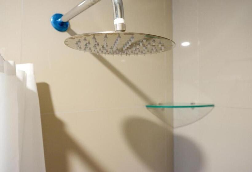 Hotel Reddoorz Plus Near Solo Baru