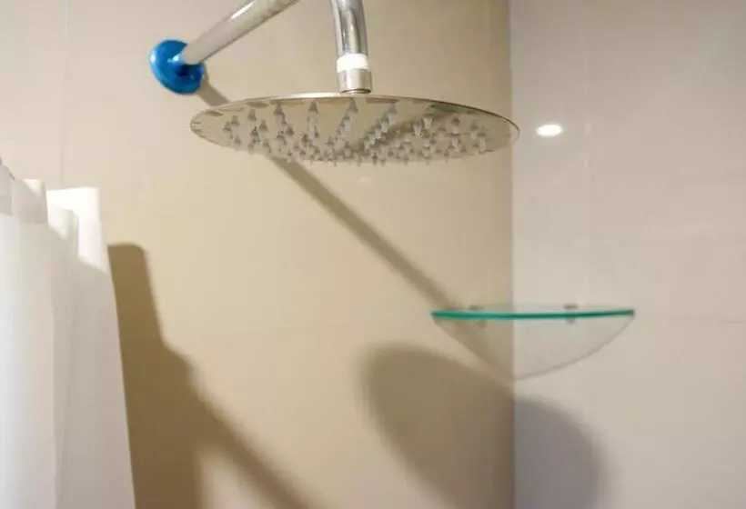 Hotelli Reddoorz Plus Near Solo Baru