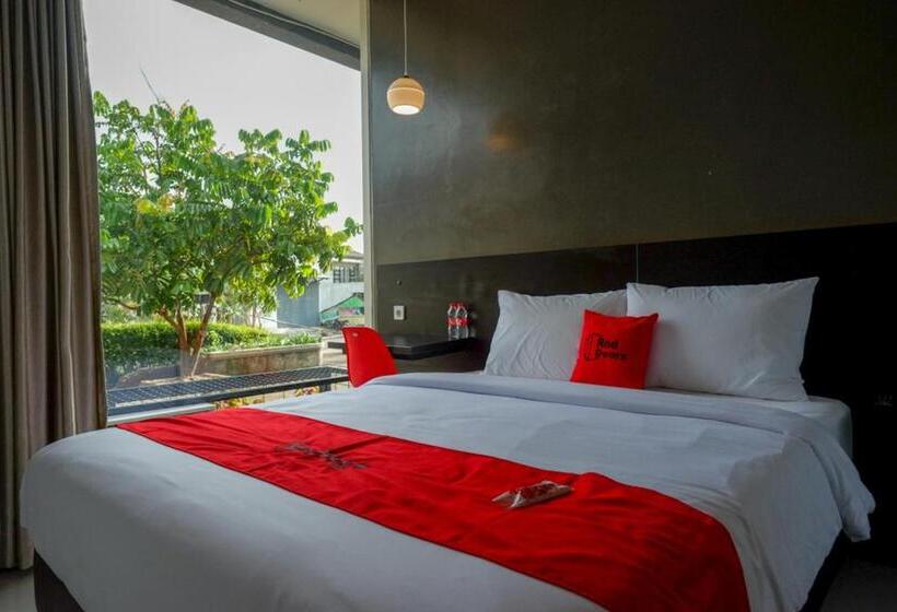 Hotel Reddoorz Plus Near Solo Baru
