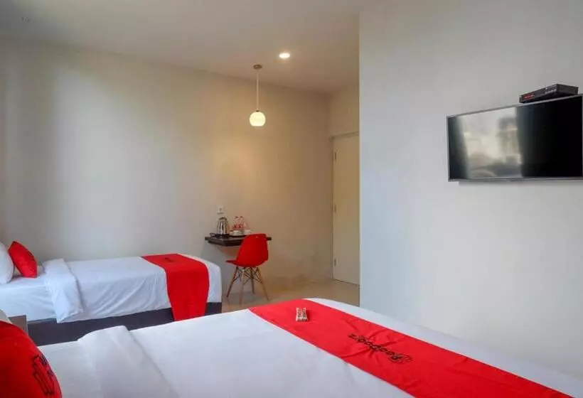 Hotelli Reddoorz Plus Near Solo Baru