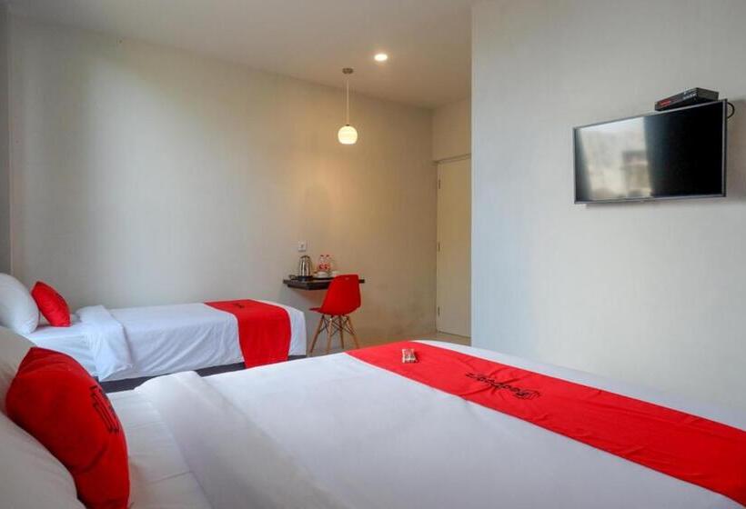 Hotel Reddoorz Plus Near Solo Baru