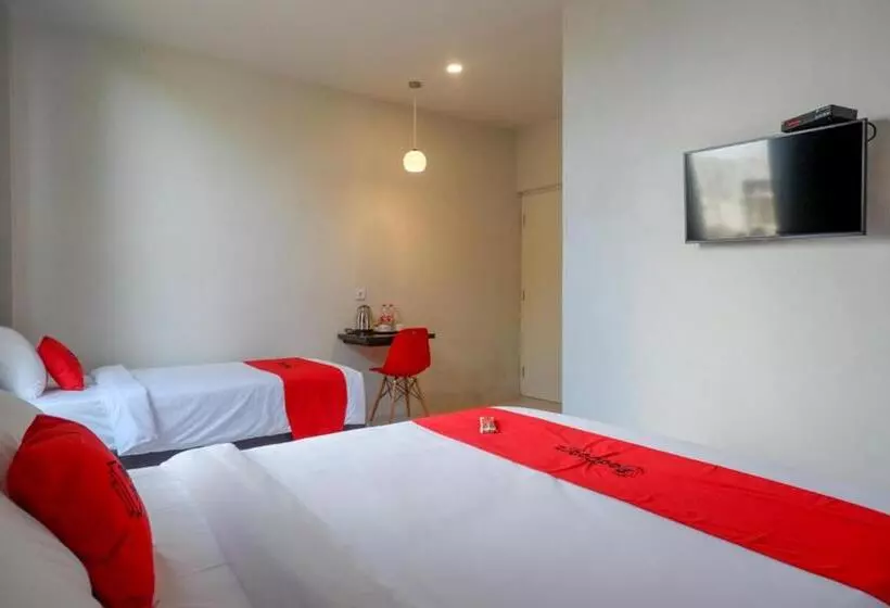 Hotelli Reddoorz Plus Near Solo Baru