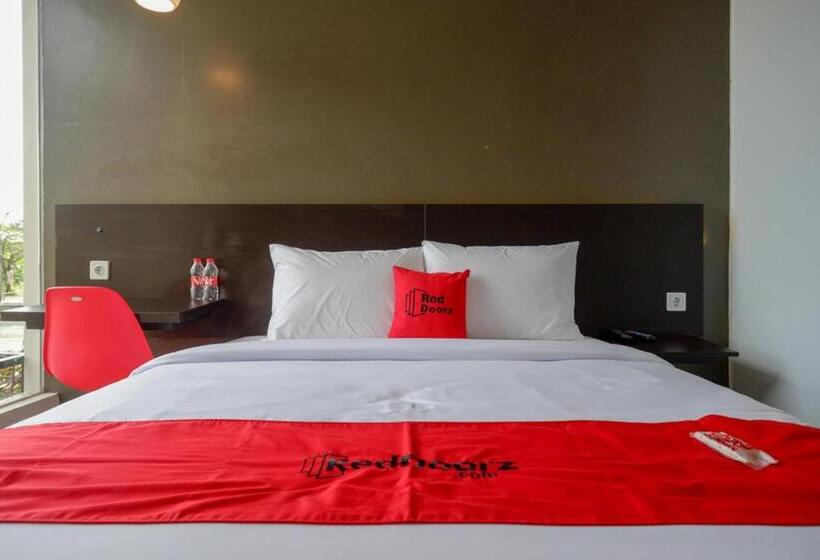 Hotel Reddoorz Plus Near Solo Baru