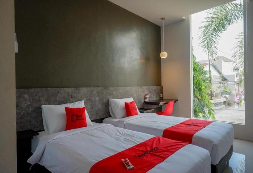 Hotel Reddoorz Plus Near Solo Baru