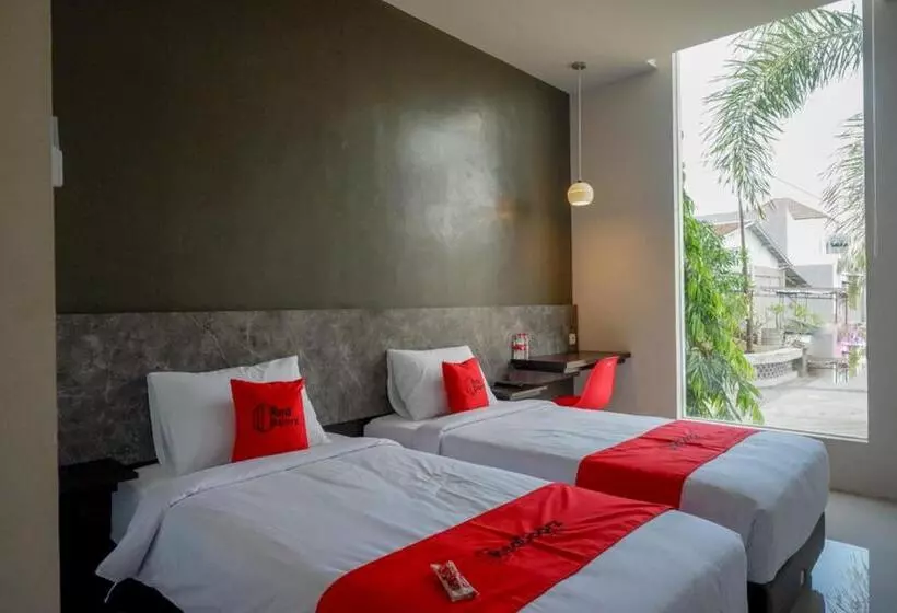 Hotelli Reddoorz Plus Near Solo Baru