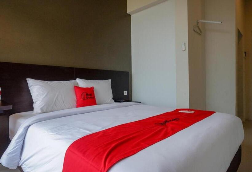 Hotel Reddoorz Plus Near Solo Baru