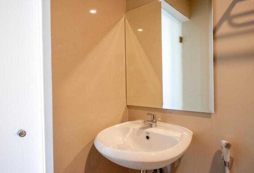 Hotel Reddoorz Plus Near Solo Baru