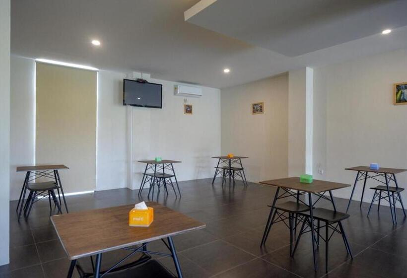 Hotel Reddoorz Plus Near Solo Baru