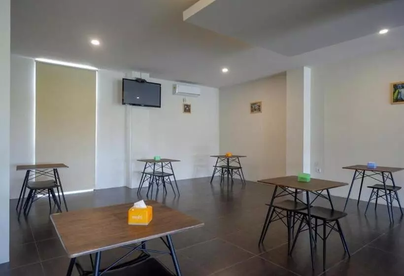 Hotelli Reddoorz Plus Near Solo Baru