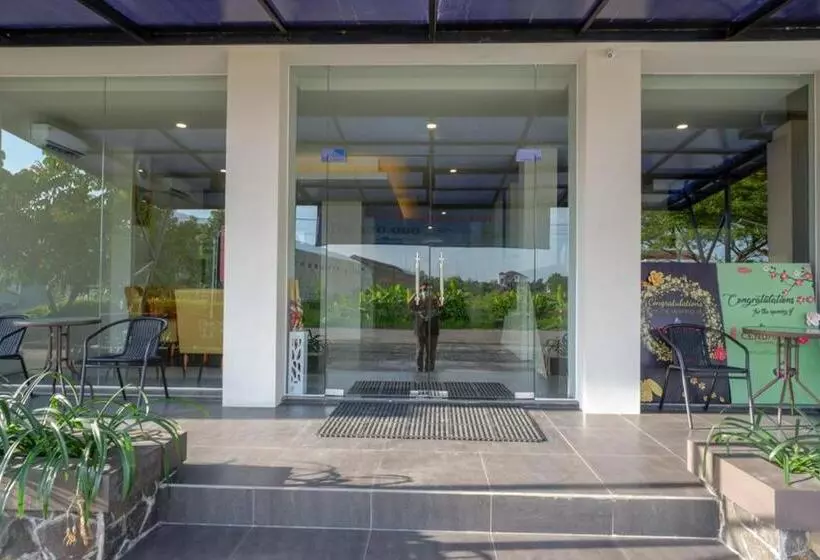 Hotelli Reddoorz Plus Near Solo Baru