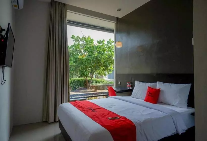 Hotelli Reddoorz Plus Near Solo Baru