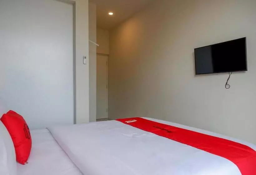 Hotelli Reddoorz Plus Near Solo Baru
