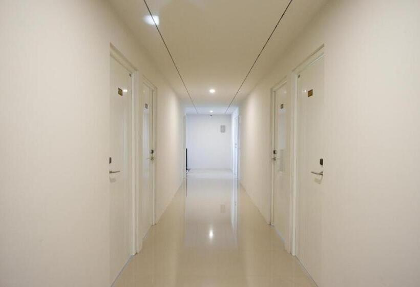 Hotel Reddoorz Plus Near Solo Baru