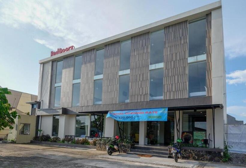 Hotel Reddoorz Plus Near Solo Baru
