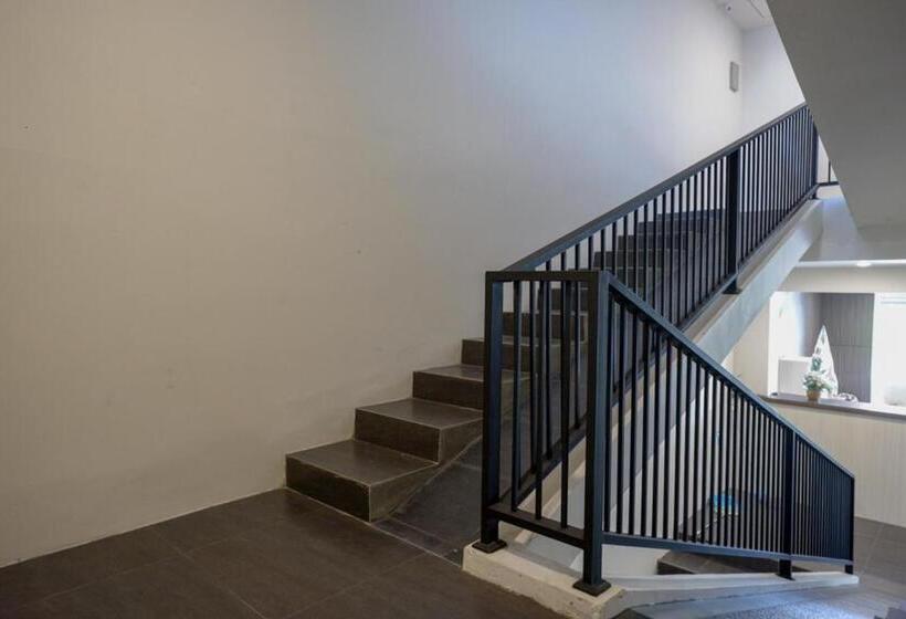 Hotel Reddoorz Plus Near Solo Baru