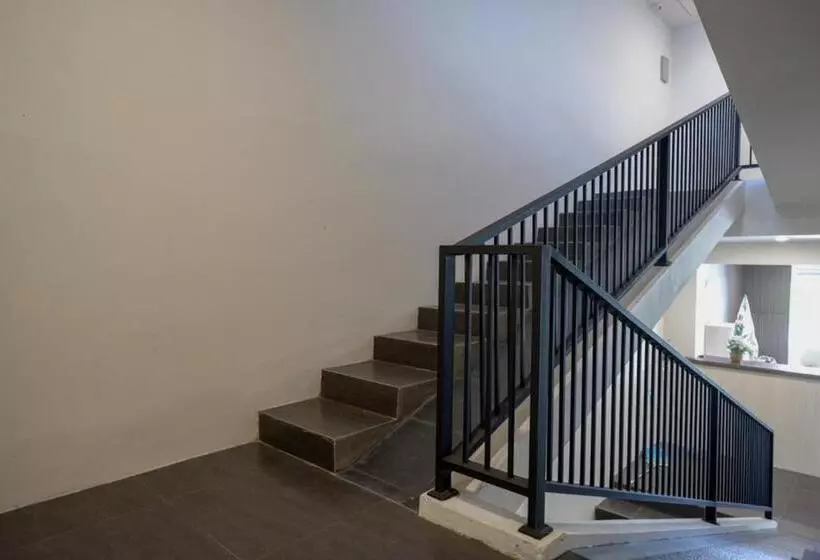 Hotelli Reddoorz Plus Near Solo Baru