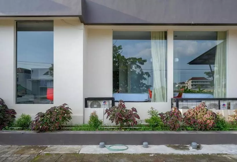 Hotelli Reddoorz Plus Near Solo Baru