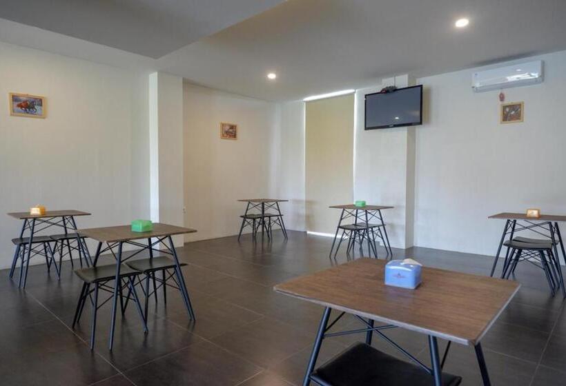 Hotel Reddoorz Plus Near Solo Baru