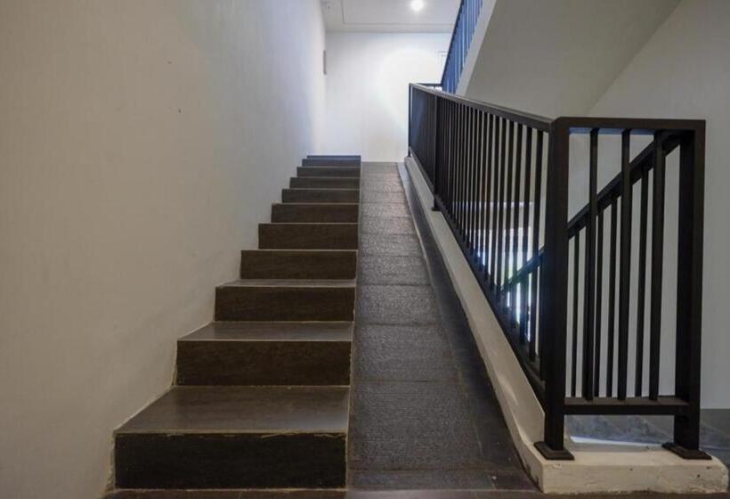 Hotel Reddoorz Plus Near Solo Baru