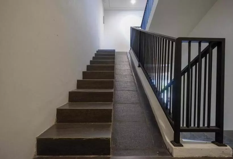 Hotelli Reddoorz Plus Near Solo Baru