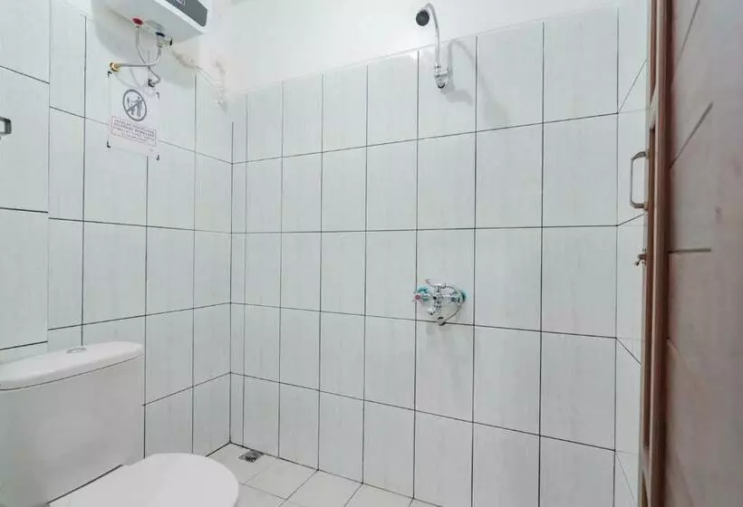 Hotelli Reddoorz At Vall Guest House Balikpapan