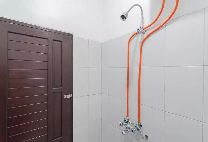 Hotelli Reddoorz At Vall Guest House Balikpapan