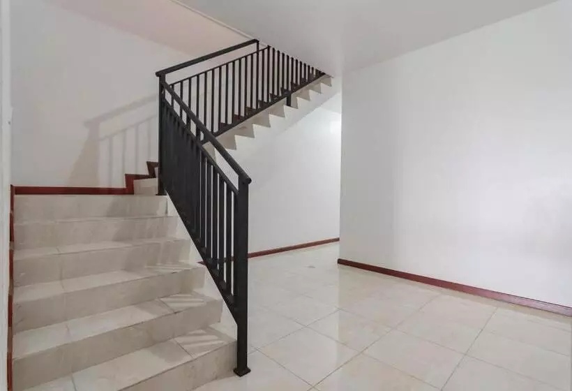 Hotelli Reddoorz At Vall Guest House Balikpapan